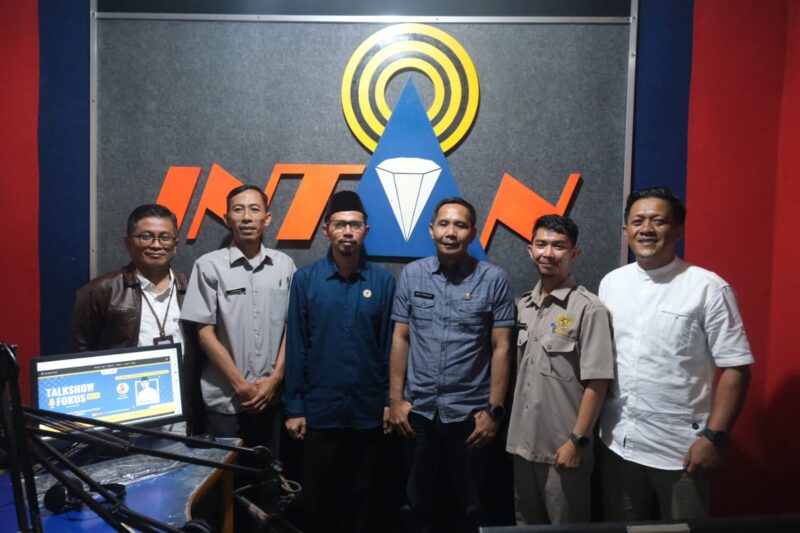 Ketua Baznas Kabupaten memberikan penjelasan terkait Zakat dan Pembangunan Kesejahteraan Sosial di Kabupaten Garut pada acara Talkshow FOKUS di Studio Siaran UPT Penyiaran Diskominfo Kab. Garut, Selasa (19/3/2024).