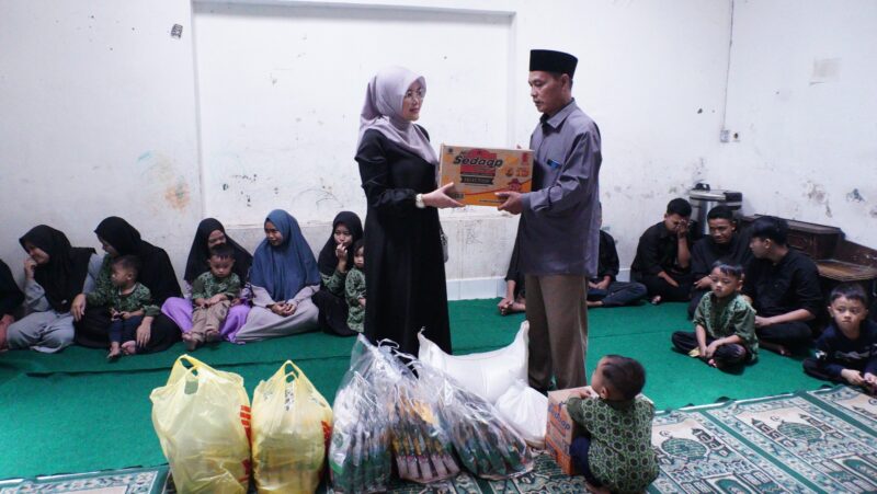 Ketua DWP Diskominfo Kabupaten Garut beserta para anggota menyalurkan bantuan sosial kepada Panti Asuhan Bina Insani Utama, di Jalan Pasundan, Kecamatan Garut Kota, Kabupaten Garut, Kamis (21/3/2024).