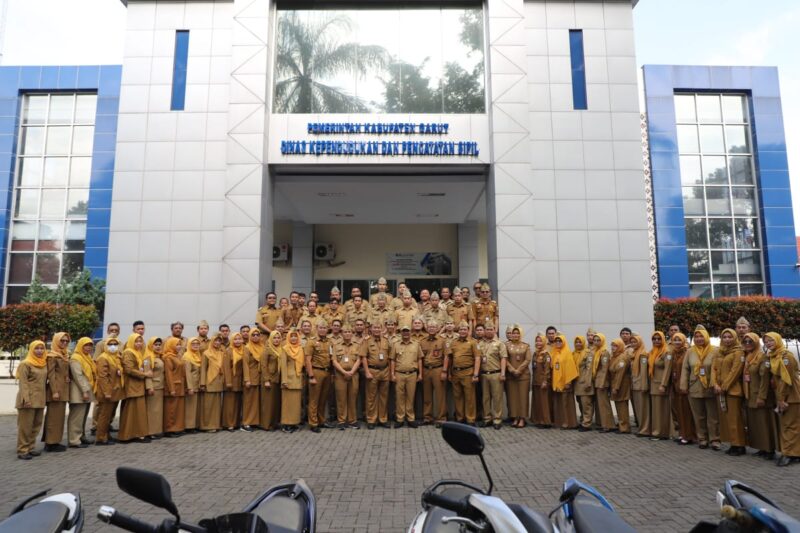 Pj. Bupati Garut memimpin apel pagi di lingkungan Disdukcapil Kabupaten Garut, berlokasi di Jalan Patriot, Kecamatan Tarogong Kidul, Kabupaten Garut, Senin (25/3/2024).