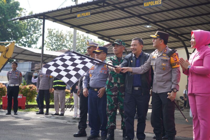 Penjabat (Pj) Bupati Garut, Barnas Adjidin, menghadiri momen pemberangkatan Program Mudik Gratis di Markas Kepolisian Resor (Mapolres) Garut, Jalan Raya Suci, Kecamatan Karangpawitan, Kabupaten Garut, Sabtu (6/4/2024).