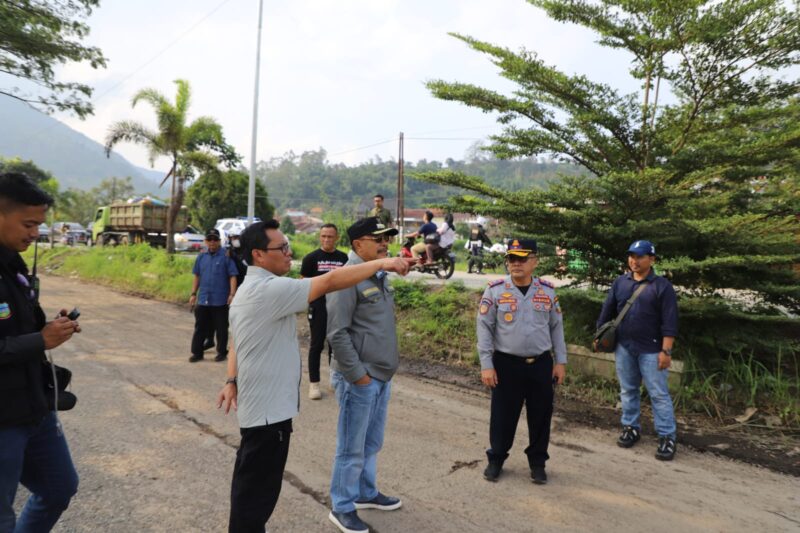 Penjabat (Pj) Bupati Garut, Barnas Adjidin, melakukan monitoring kesiapan jalur dan lokasi Wisata Alam Darajat di Kecamatan Pasirwangi, Kabupaten Garut, Senin (8/4/2024).