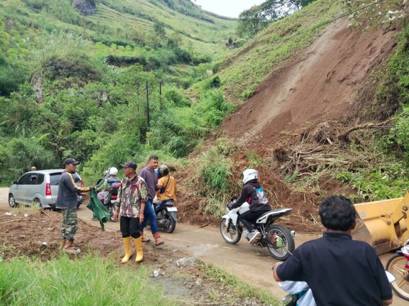 Penanganan bencana longsor oleh dinas terkait yang terjadi di wilayah Lawang Angin, Kecamatan Banjarwangi, Kabupaten Garut, Jum'at (12/4/2024).