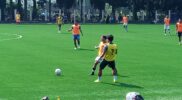 Pemain Persigar menggenjot latihan fisik dan taktikal di Lapangan SOR Kerkhof Garut, Kecamatan Tarogong Kidul, Kabupaten Garut, Rabu (17/04/2024).