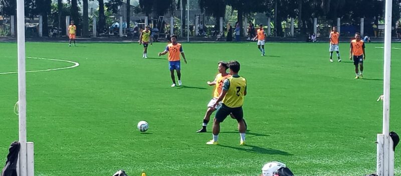 Pemain Persigar menggenjot latihan fisik dan taktikal di Lapangan SOR Kerkhof Garut, Kecamatan Tarogong Kidul, Kabupaten Garut, Rabu (17/04/2024).
