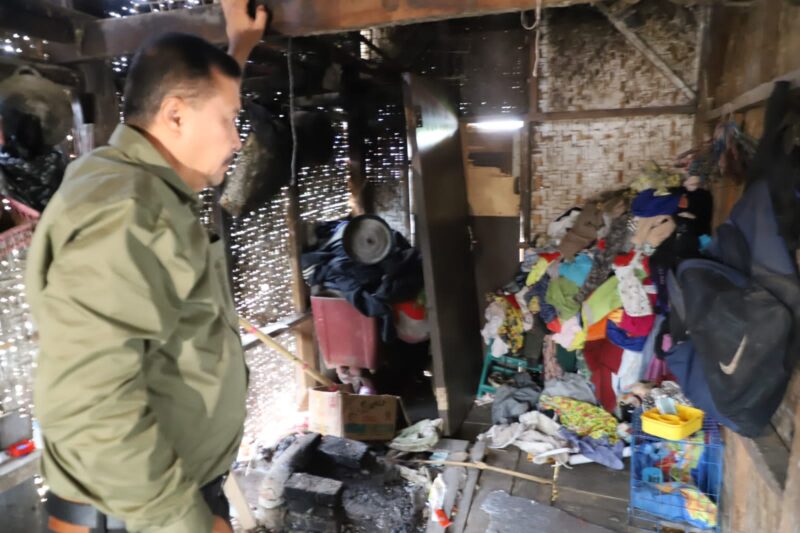 Penjabat (Pj) Bupati Garut, Barnas Adjidin mengunjungi sekaligus memberikan bantuan kepada masyarakat yang tinggal di rumah tidak layak huni (rutilahu) di wilayah Kelurahan Sukanegla, Kecamatan Garut Kota dan Desa Simpang, Kecamatan Cikajang, Sabtu (20/4/2024).