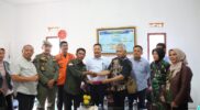 Penjabat (Pj) Bupati Garut, Barnas Adjidin, meninjau langsung penyintas bencana gempa bumi magnitudo 6.2 yang terjadi beberapa waktu, di Kecamatan Pangatikan, Kabupaten Garut, Selasa (30/04/2024).