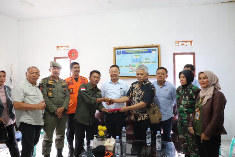 Penjabat (Pj) Bupati Garut, Barnas Adjidin, meninjau langsung penyintas bencana gempa bumi magnitudo 6.2 yang terjadi beberapa waktu, di Kecamatan Pangatikan, Kabupaten Garut, Selasa (30/04/2024).