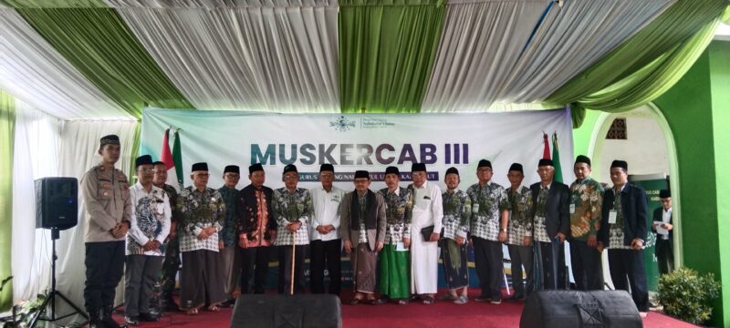 Ketua Tanfidziah PCNU Kabupaten Garut, Drs. KH. Atjeng A. Wahid, saat foto bersama di kantor PCNU kabupaten Garut.Minggu (28/04/2024).