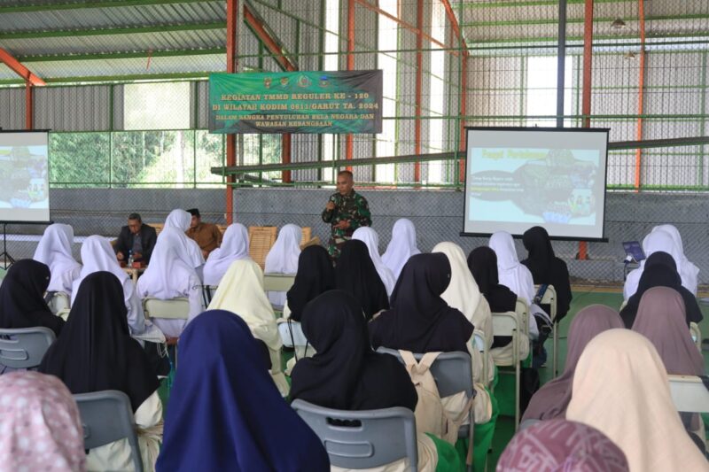 Sebanyak 80 pelajar SMP dan SMK Rasana Rasyidah mengikuti penyuluhan bela negara dan wawasan kebangsaan yang dilaksanakan oleh Kodim 0611/Garut bertempat di Graha Yayasan Rasana Rasyidah, Selasa (14/5/2024).