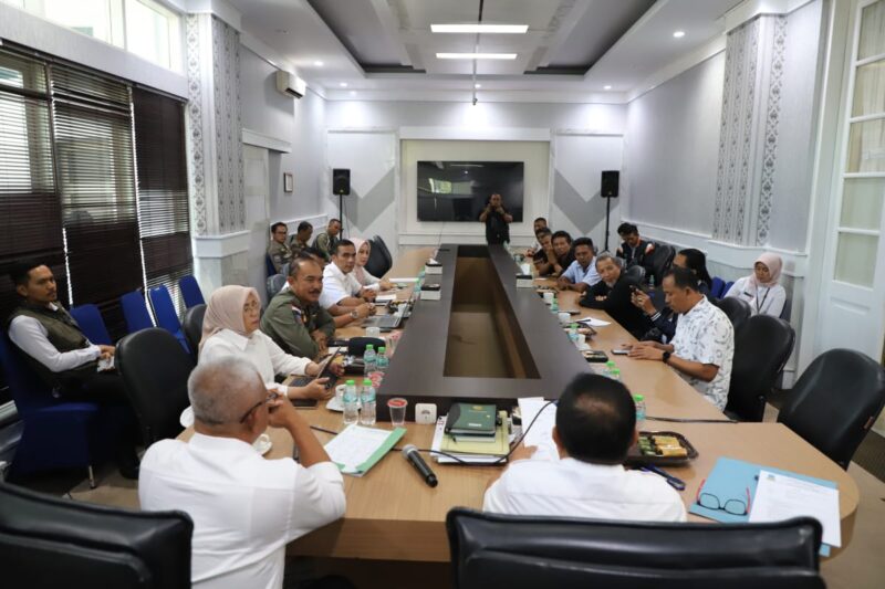 Pelaksanaan audiensi antara Pemkab Garut dan LPKLG yang dilaksanakan Ruang Pamengkang, Kecamatan Garut Kota, Kabupaten Garut, Rabu (15/05/2024).