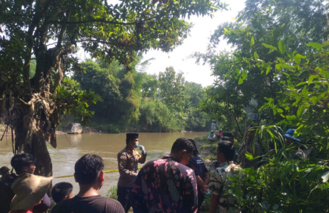 Peristiwa tragis mengguncang warga Kampung Muara Hilir, Desa Cinunuk, Kecamatan Wanaraja, Kabupaten Garut, setelah ditemukan mayat bayi laki-laki terbungkus dalam plastik hitam di tepi Sungai Cimanuk pada Jumat pagi, 17 Mei 2024. Penemuan yang menggegerkan ini pertama kali dilaporkan oleh Sono, seorang warga yang sedang memancing di sekitar lokasi tersebut.