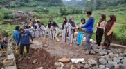 Sebanyak 70 siswa-siswi dari SMA Plus Al-Qomariyah dengan penuh semangat turut serta membantu personel TNI dalam pengerjaan jalan pada program TNI Manunggal Membangun Desa (TMMD) ke-120 Kodim 0611/Garut, Minggu (26/5/2024).