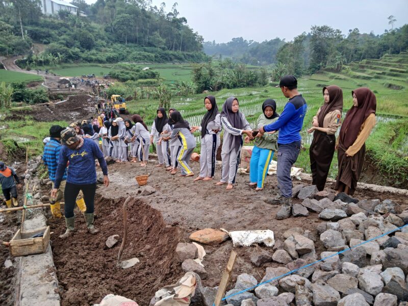 Sebanyak 70 siswa-siswi dari SMA Plus Al-Qomariyah dengan penuh semangat turut serta membantu personel TNI dalam pengerjaan jalan pada program TNI Manunggal Membangun Desa (TMMD) ke-120 Kodim 0611/Garut, Minggu (26/5/2024).
