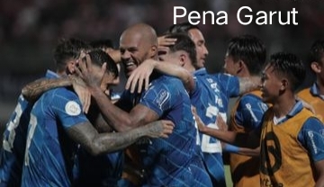 PERSIB Bandung berhasil mengakhiri penantian selama 10 tahun dengan meraih gelar juara Liga 1 2023/2024 setelah mengubur harapan Madura United dengan keunggulan agregat 6-1.