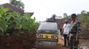 Program Tentara Manunggal Masuk Desa (TMMD) ke-120 Kodim 0611/Garut terus berjalan dengan semangat membangun infrastruktur yang berkualitas. Alat berat pengeras tanah, atau yang dikenal sebagai Stum, diterjunkan untuk memperkuat jalan dari Kampung Pasir Pari ke Kampung Paku Haji.Selasa (04/06/2024)
