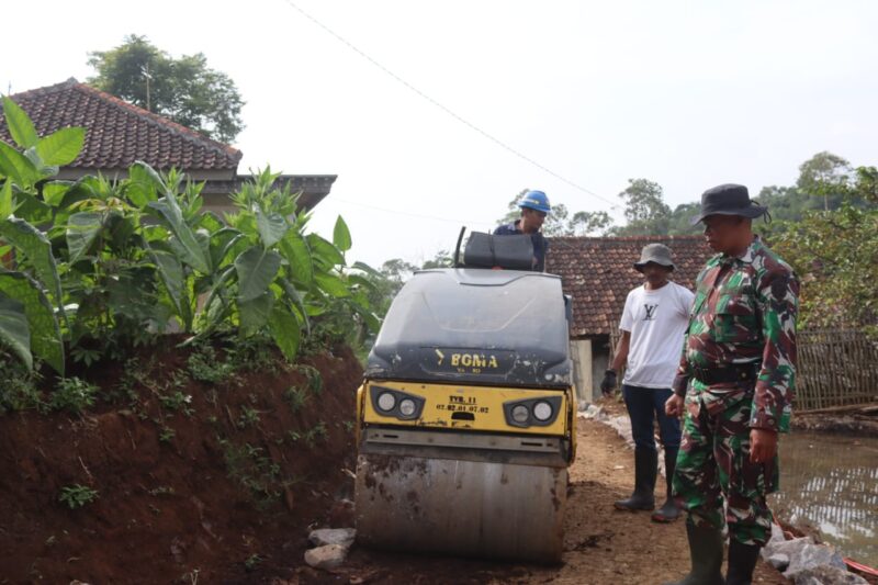 Program Tentara Manunggal Masuk Desa (TMMD) ke-120 Kodim 0611/Garut terus berjalan dengan semangat membangun infrastruktur yang berkualitas. Alat berat pengeras tanah, atau yang dikenal sebagai Stum, diterjunkan untuk memperkuat jalan dari Kampung Pasir Pari ke Kampung Paku Haji.Selasa (04/06/2024)