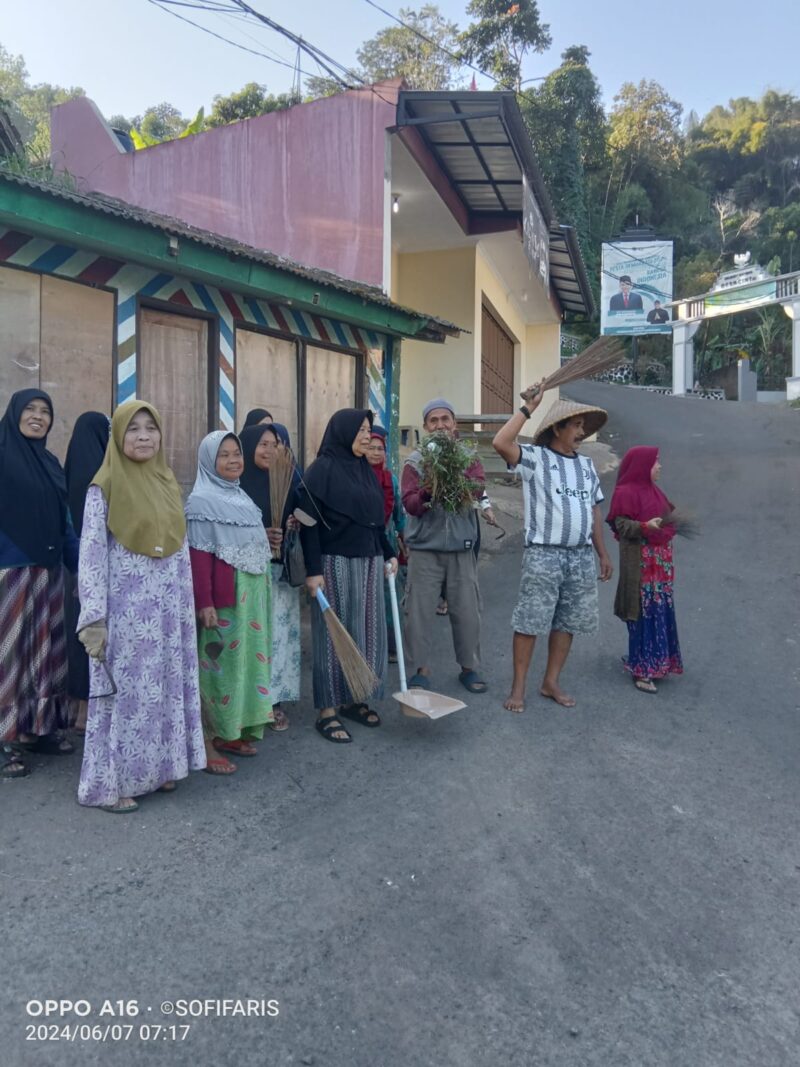 Anggota DPRD Garut, Dari praksi partai kebangkitan Bangsa (PKB) Ihat Solihat, mengadakan aksi Jumat Bersih (Jumsih) bersama warga Desa Cintamanik pada Jumat pagi. 
