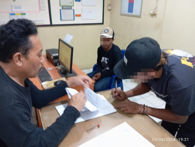 Unit Reskrim Polsek Wanaraja telah berhasil mengamankan dua orang laki-laki diduga pelaku pengeroyokan dan penganiayaan terhadap korban Deni (46), yang terjadi pada hari Kamis tanggal 7 Maret 2024, sekitar pukul 16.30 WIB di halaman rumah ibu korban yang beralamat di Kampung Wanaseda Desa Sindangmekar, Kecamatan Wanaraja, Kabupaten Garut.