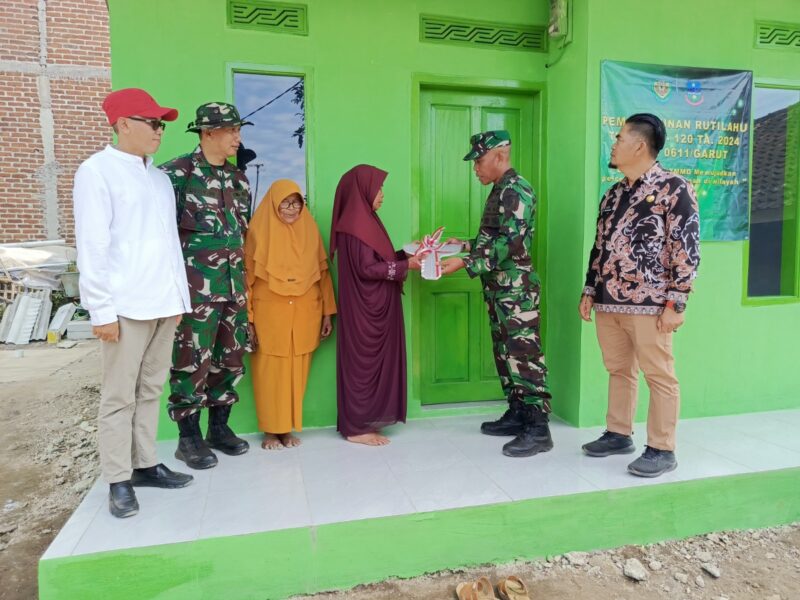 Pada saat penutupan Program TNI Manunggal Membangun Desa (TMMD) ke-120 TA 2024 yang dilaksanakan di wilayah Kodim 0611/Garut, terjadi momen haru ketika rumah tidak layak huni milik Mak Anah (57) akhirnya diserahkan setelah direnovasi menjadi tempat tinggal yang layak huni.