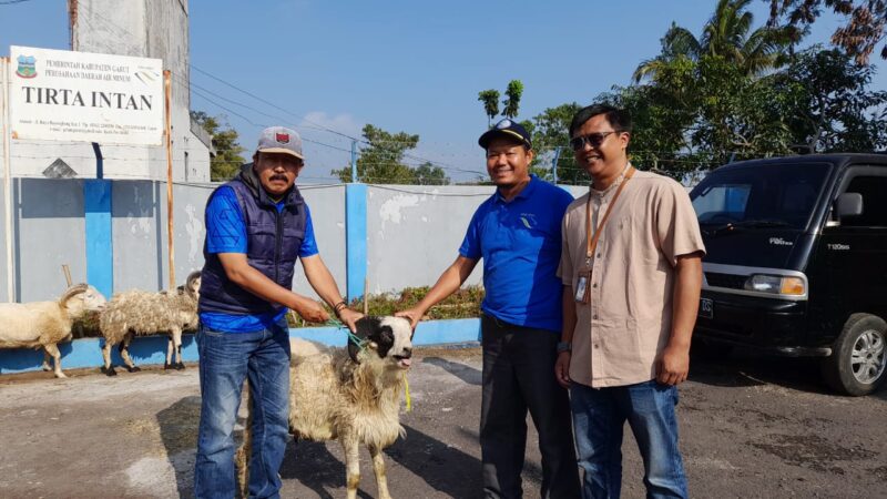 Perusahaan Umum Daerah (Perumda) Air Minum Tirta Intan Garut menyalurkan sedikitnya 34 ekor hewan kurban, terdiri dari 3 ekor sapi dan 31 ekor domba, ke berbagai wilayah sumber air di Kabupaten Garut. Penyerahan hewan kurban ini berlangsung pada Jumat, 14 Juni 2024, di kantor PDAM Tirta Intan, Jalan Gandasari, Kabupaten Garut, Jawa Barat.