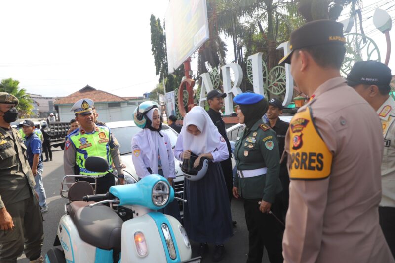 Pj. Bupati Garut, Barnas Adjidin, meluncurkan Operasi Penyelenggaraan Trantibum dan Bulan Sadar Pajak Tingkat Kabupaten Garut Tahun 2024, di area Mal Pelayanan Publik, Simpang Lima, Kecamatan Tarogong Kidul, Kabupaten Garut, Rabu (19/6/2024).