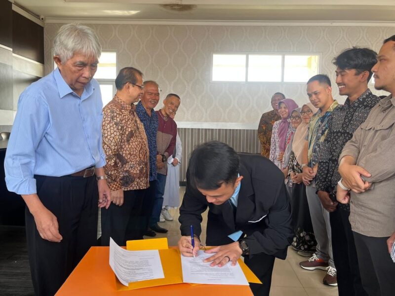 Pelaksanaan Pelantikan Dewan Pengurus Daerah (DPD) Social Worker Indonesia dalam Pengembangan Masyarakat (SWIPAM) Kabupaten Garut Periode 2024-2029 yang berlangsung di Aula Kampus Fakultas Ilmu Sosial dan Politik (FISIP) Universitas Garut, Jalan Cimanuk, Kecamatan Tarogong Kidul, Kabupaten Garut, Sabtu (29/7/2024).