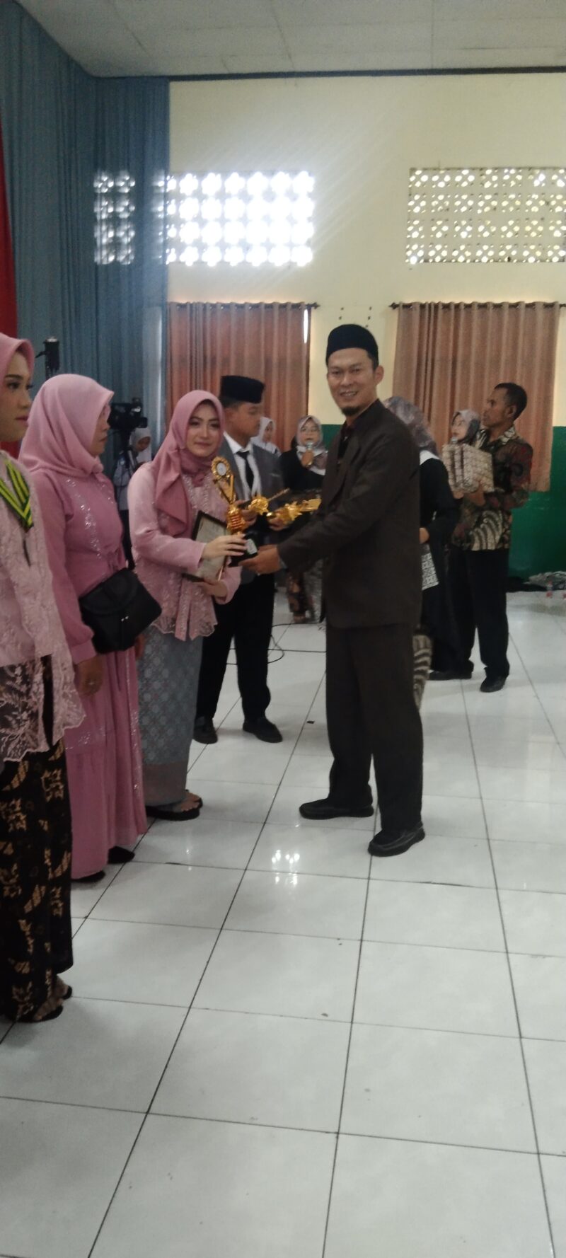 Madrasah Tsanawiyah (MTS) Al Musadadiyah Garut sukses menggelar acara pelepasan peserta didik kelas IX dan wisuda Tahfiz pada Kamis (13/06/2024). Acara yang berlangsung di Aula MTS Al Musadadiyah ini dihadiri oleh para siswa, orang tua, serta dewan guru, berlangsung dengan lancar dan khidmat