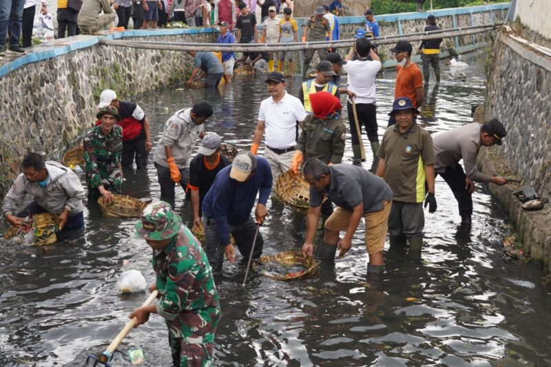 Penjabat (Pj) Bupati Garut, Barnas Adjidin, bersama masyarakat dengan bahu membahu dalam membersihkan aliran Sungai Cikendi yang berlokasi di Kelurahan Sukamenteri, Kecamatan Garut Kota, Kabupaten Garut, Rabu (3/7/2024).
