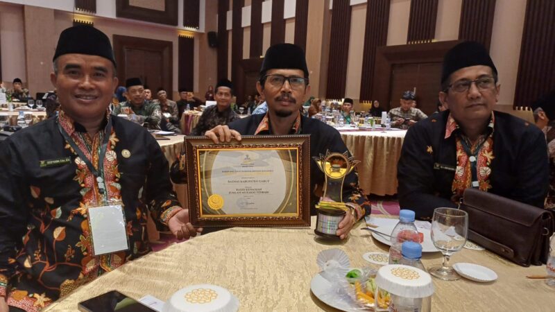 Ketua BAZNAS Kabupaten Garut, Abdullah Effendi, menerima penghargaan kategori Rasio Peningkatan Jumlah Muzakki Terbaik dalam acara BAZNAS Jabar Awards 2024, yang dilaksanakan di Hotel Grand Sunshine, Jalan Raya Soreang, Kabupaten Bandung, Rabu (10/7/2024).