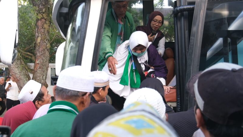 Prosesi pemulangan jamaah haji kloter 39 asal Kabupaten Garut, yang dilaksanakan di area Gedung Pendopo, Kecamatan Garut Garut, Kabupaten Garut, Kamis (11/7/2024).