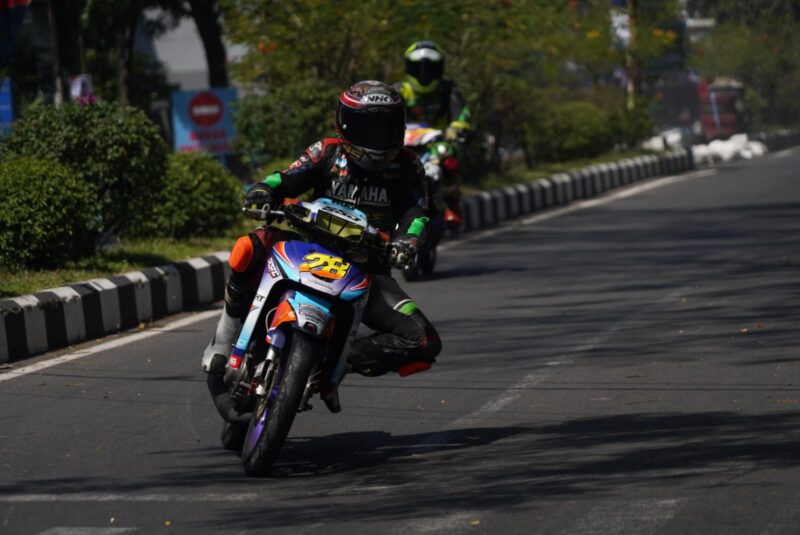 Pelaksanaan pembukaan PORKAB Garu Cabor Balap Motor Road Race yang berlangsung di area Jalan Pembangunan, Kecamatan Tarogong Kidul, Kabupaten Garut, Sabtu (27/7/2024).