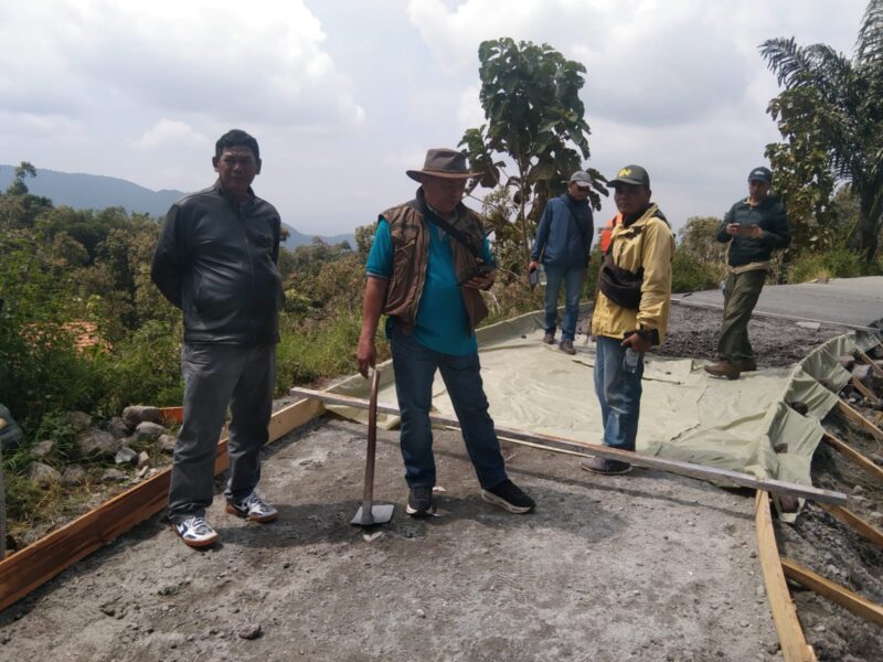 Kadistan Kabupaten Garut, Haeruman, meninjau secara langsung pembangunan Jalan Usaha Tani yang berlokasi di Desa Pangeureunan dan Desa Simpen Kaler, Kecamatan Balubur Limbangan, Kabupaten Garut, Sabtu (3/8/2024).