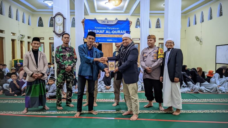 Upaya meningkatkan spiritualitas masyarakat terus digalakkan oleh mahasiswa Kuliah Kerja Nyata (KKN) Institut Teknologi Garut (ITG).kelompok 16 mahasiswa KKN ITG mengadakan kegiatan pembagian 74 mushaf Al-Quran di Masjid Jami Al-Azhar, Kampung Ciawitali, Desa Mangkurayat, Kecamatan Cilawu, Kabupaten Garut. Kegiatan ini bertujuan untuk memperkuat pemahaman dan praktik ajaran Islam di kalangan warga setempat.jumat (09/08/2024)