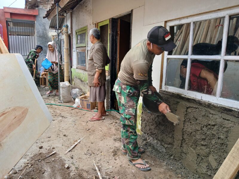 Dalam rangka memperingati Hari Ulang Tahun (HUT) Republik Indonesia ke-79, Koramil 1105/Cibatu, Garut, melakukan bakti sosial dengan merehab rumah tidak layak huni Purnawirawan TNI AD yakni Usep Nasori alamat Kampung Panyingkiran RT 01/02, Desa Keresek, Kecamatan Cibatu, Garut, Jawa Barat.
