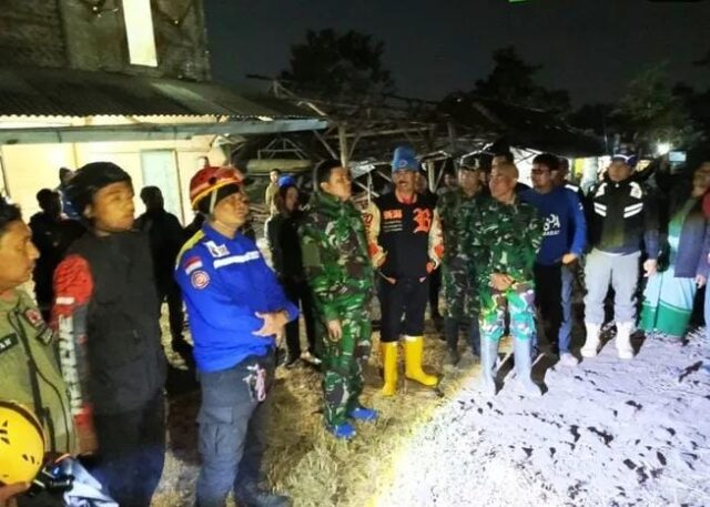 Meskipun medan yang terjal dan sulit dijangkau, Dandim 0611/Garut, Letkol Czi Dhanisworo, S.Sos., bersama tim gabungan, tetap berkomitmen untuk memadamkan kebakaran yang terjadi di Blok Gunung Guntur, Garut. Api yang diduga dipicu oleh cuaca panas ekstrem ini mengancam kawasan hutan di Desa Pananjung, Kecamatan Tarogong Kaler.