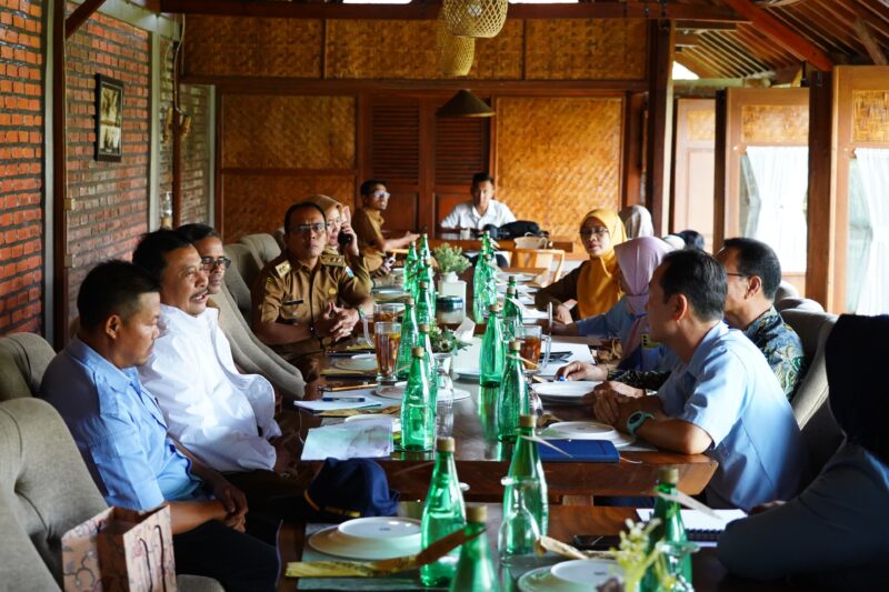 Penjabat Bupati Garut, Barnas Adjidin, menerima kunjungan PT. Changsin Reksa Jaya untuk membahas kolaborasi strategis terkait penyediaan sarana air bersih guna mendukung operasional pabrik baru di wilayah Garut. Pembangunan pabrik ini diproyeksikan mampu menyerap hingga 3.000 tenaga kerja baru, memberikan dampak positif terhadap perekonomian lokal. Pertemuan ini berlangsung di Rumah Makan Kampung Muara Sunda, Garut, pada pukul 10.30 WIB.