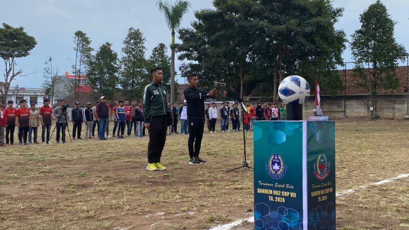 
 Pelaksanaan pembukaan Turnamen Sepakbola Piala Danrem 062 Cup VII Tahun 2024 yang dilaksanakan di Lapangan Sepak Bola Korem 062/Tarumanagara, Jalan Bratayudha, Kecamatan Garut Kota, Kabupaten Garut, Selasa (10/9/2024). (Foto : Ilham Kautsar Prawira/Diskominfo Kab. Garut).