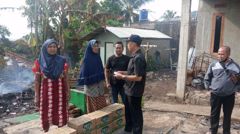 Perusahaan Umum Daerah (Perumda) Tirta Intan Garut kembali menunjukkan komitmennya terhadap masyarakat dengan menyalurkan bantuan kepada korban kebakaran di Desa Sudalarang, Kecamatan Sukawening, Kabupaten Garut. Bantuan tersebut diberikan kepada dua keluarga yang rumahnya habis terbakar beberapa waktu lalu.