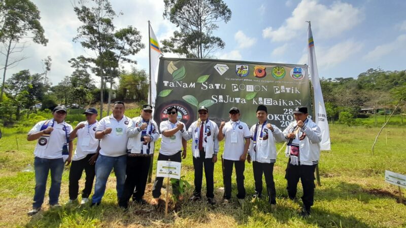 Memperingati semangat Hari Sumpah Pemuda, Perumda Air Minum Tirta Intan Garut bersama Majelis Pemuda Bayongbong menggelar aksi tanam pohon bertema 