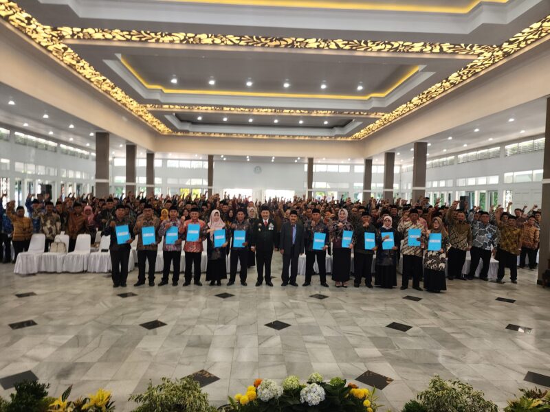 Pelaksanaan Pengukuhan dan Penyerahan Surat Keputusan Bupati Garut tentang Perpanjangan Masa Jabatan Anggota Badan Permusyawaratan Desa (BPD) Kabupaten Garut Tahun 2024, yang dilaksanakan di Gedung Pendopo Garut, Kecamatan Garut Kota, Kabupaten Garut, Senin (28/10/2024). (Foto : M. Azi Zulhakim & Deni Seftiana/Diskominfo Kab. Garut).