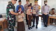 Bertempat di Madrasah Ibtidaiyah (MI) Yayasan Al-Hikmah, Jalan Otista 57 A, Kampung Nagrak, Desa Jati, Kecamatan Tarogong Kaler, Kabupaten Garut, TNI-Polri menggelar Program Makan Siang Bergizi untuk para siswa. Kegiatan yang dimulai pada pukul 09.00 WIB ini dihadiri oleh jajaran pejabat TNI-Polri serta pihak pemerintahan setempat. Senin (28/10/2024) 