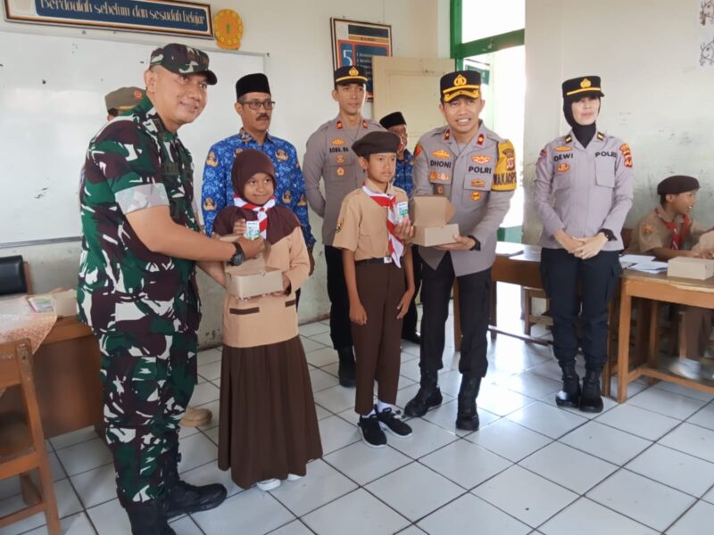 Bertempat di Madrasah Ibtidaiyah (MI) Yayasan Al-Hikmah, Jalan Otista 57 A, Kampung Nagrak, Desa Jati, Kecamatan Tarogong Kaler, Kabupaten Garut, TNI-Polri menggelar Program Makan Siang Bergizi untuk para siswa. Kegiatan yang dimulai pada pukul 09.00 WIB ini dihadiri oleh jajaran pejabat TNI-Polri serta pihak pemerintahan setempat. Senin (28/10/2024) 