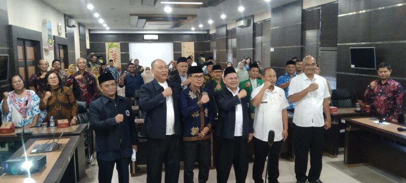 Dalam upaya membangun kerukunan antarumat beragama menjelang Pemilihan Kepala Daerah (Pilkada) 2024, Forum Kerukunan Umat Beragama (FKUB) Kabupaten Garut menggelar dialog persahabatan dengan tema “Peran Umat Beragama dalam Mewujudkan Pilkada 2024 yang Bermartabat dengan Berwawasan Keragaman.” Kegiatan ini dihadiri oleh berbagai tokoh agama dan masyarakat, bertujuan untuk meningkatkan kesadaran akan pentingnya kerukunan dan toleransi,Rabu (30/10/2024).