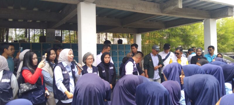 Calon Wakil Bupati Garut, Putri Karlina, nomor urut 02, melakukan kunjungan ke pabrik kecap Tin-tin, yang dikenal sebagai salah satu produk unggulan daerah Kabupaten Garut.