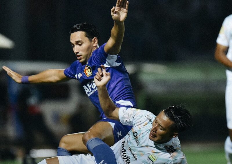 Persib Bandung terus menunjukkan dominasinya di Liga 1 2024/25 dengan kemenangan 2-0 atas Persik Kediri dalam pertandingan pekan kesembilan yang digelar di Stadion Brawijaya, Kediri, Senin malam (28/10/2024).