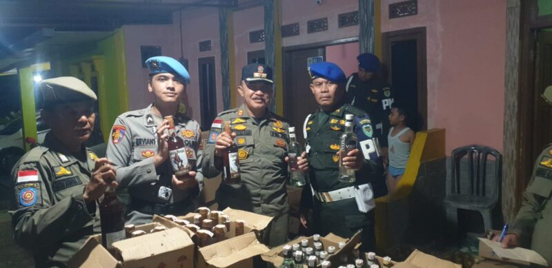 Satuan Polisi Pamong Praja (Satpol PP) bersama Bea Cukai didukung oleh personil TNI dan Polri menggelar operasi gabungan pada Rabu dan Kamis, 6-7 November 2024