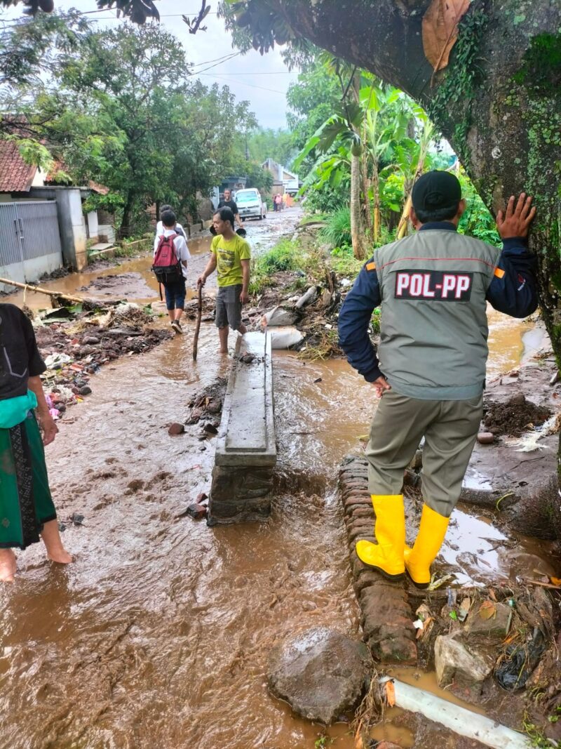 Aparat Kecamatan Wanaraja dibantu warga membersihkan material serta saluran air yang tersumbat di Kampung Tegalgede RT 1 RW 15 dan Kampung Ciamah, Desa Sindangratu, Kecamatan Wanaraja, Senin (11/11/2024).