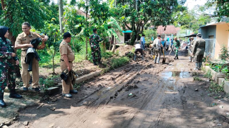 Pemerintah Kecamatan Wanaraja bekerja sama dengan tim gabungan berhasil mengembalikan kondisi jalan di kawasan Kp Tegalgede, Desa Sindangratu, Kecamatan Wanaraja, Garut, pascabanjir yang melanda pada Senin lalu. Proses evakuasi material dilakukan pada Selasa (12/11/2024) pagi, yang mencakup pembersihan tanah dan sampah yang terbawa arus hingga menutup akses jalan.