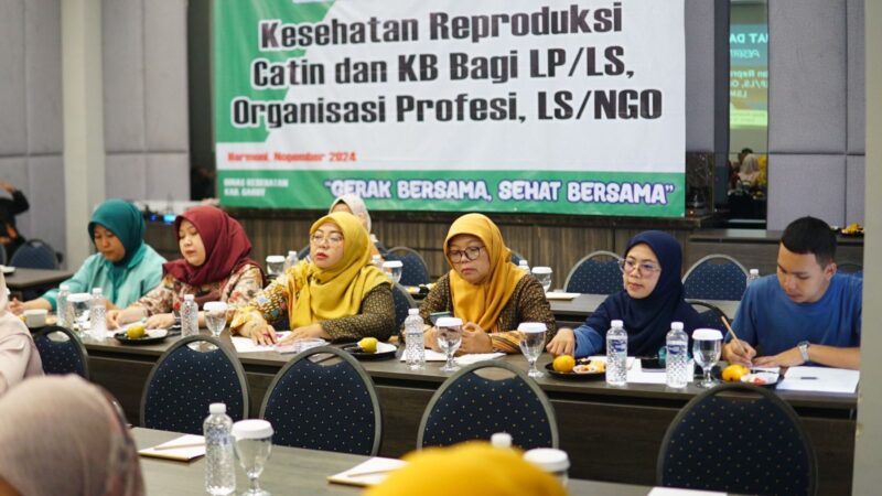 Pertemuan Kesehatan Reproduksi Calon Pengantin (Catin) dan Keluarga Berencana (KB) bagi Lintas Program/Lintas Sektor (LP/LS), Organisasi Profesi, Lembaga Swadaya Masyarakat (LSM)/NGO yang berlangsung di Ballroom Hotel Harmoni, Jalan Cipanas Baru, Kecamatan Tarogong Kaler, Kabupaten Garut, Kamis (14/11/2024).