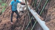 Curah hujan yang tinggi di wilayah Cilawu, Kabupaten Garut, Jawa Barat, menyebabkan tanah longsor yang mengancam pipa distribusi milik Perumda Air Minum Tirta Intan. 